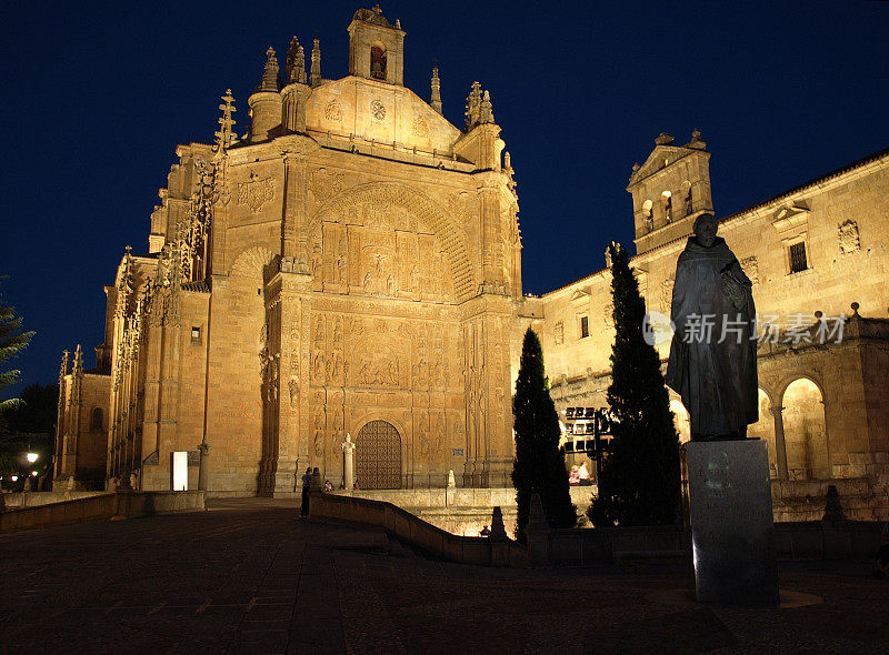 Iglesia del Convento de San Esteban 在晚上